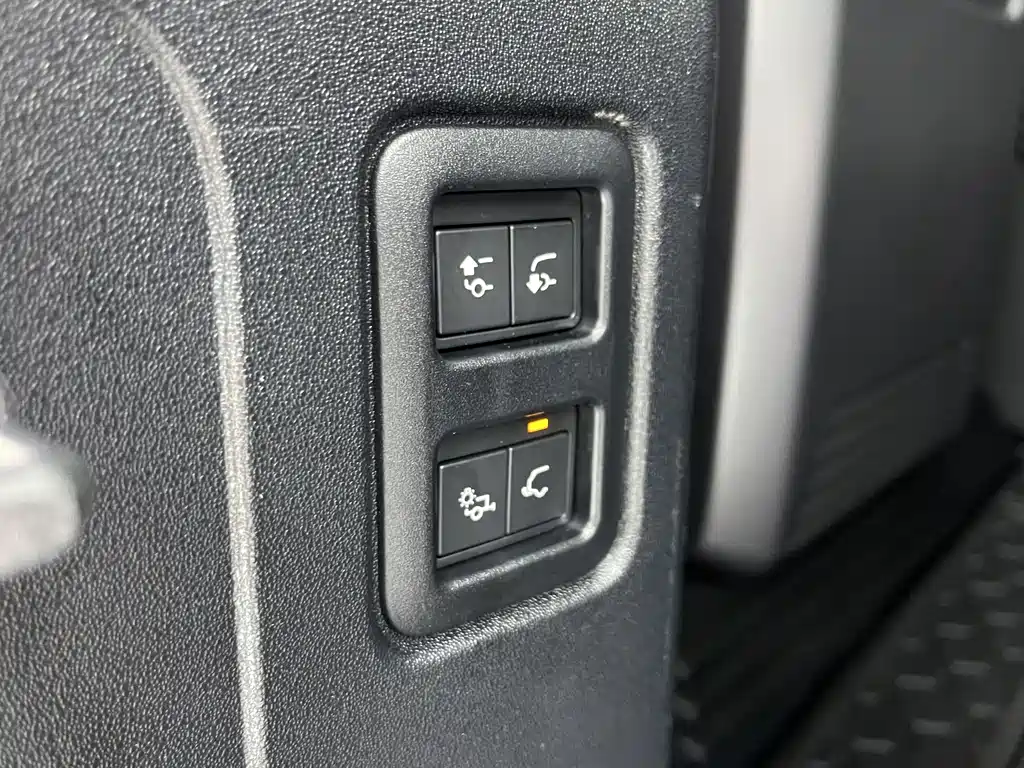 Land Rover Defender 2021 — фото 22