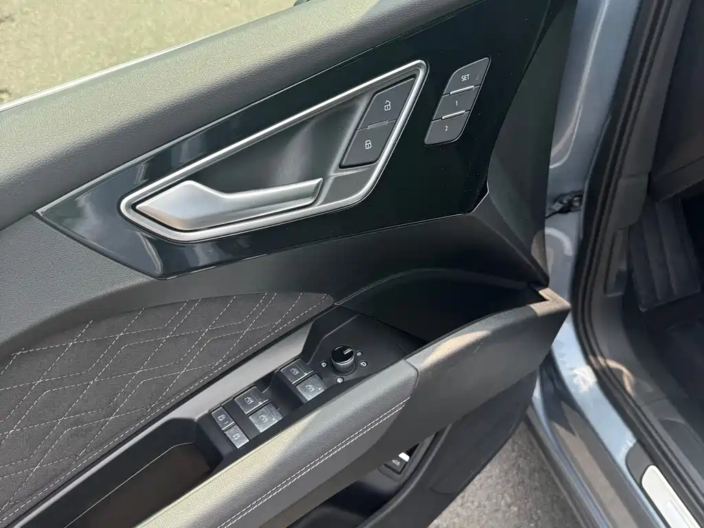 Audi Q4 e-tron 2023 — фото 15