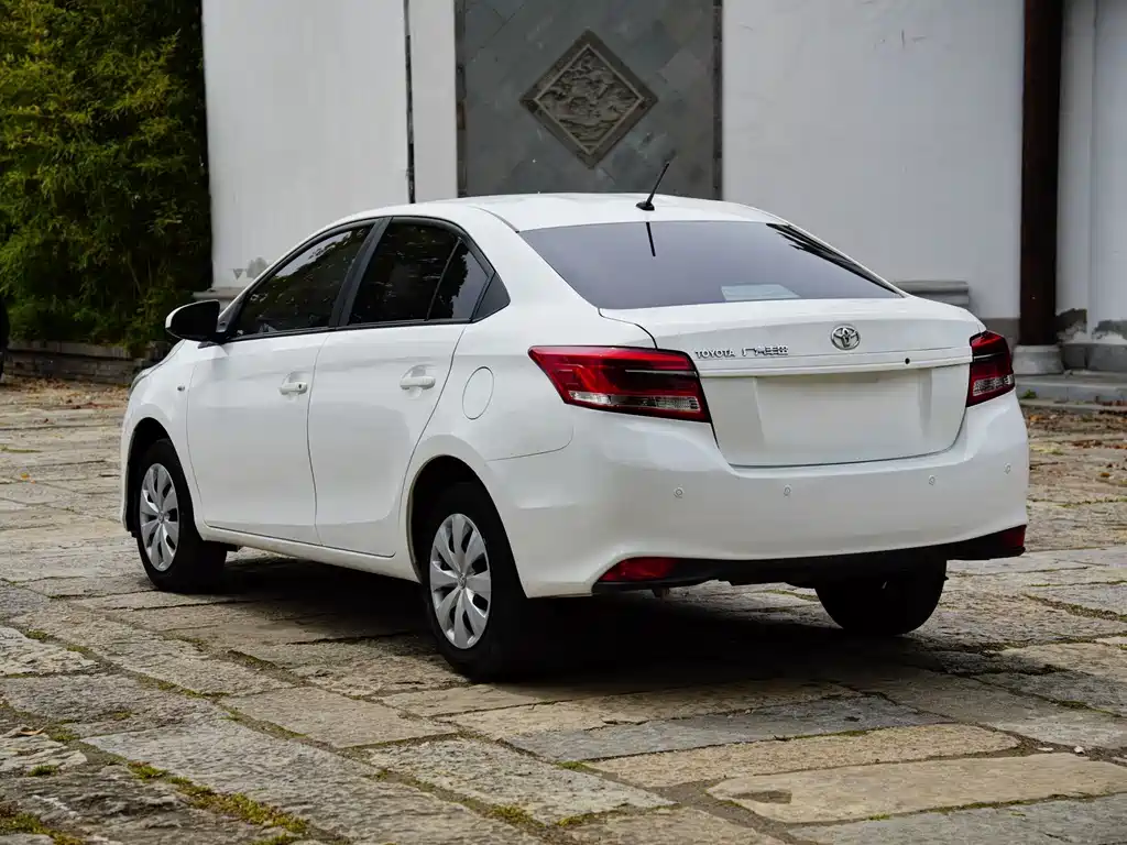 Toyota Yaris L 2022 — фото 8