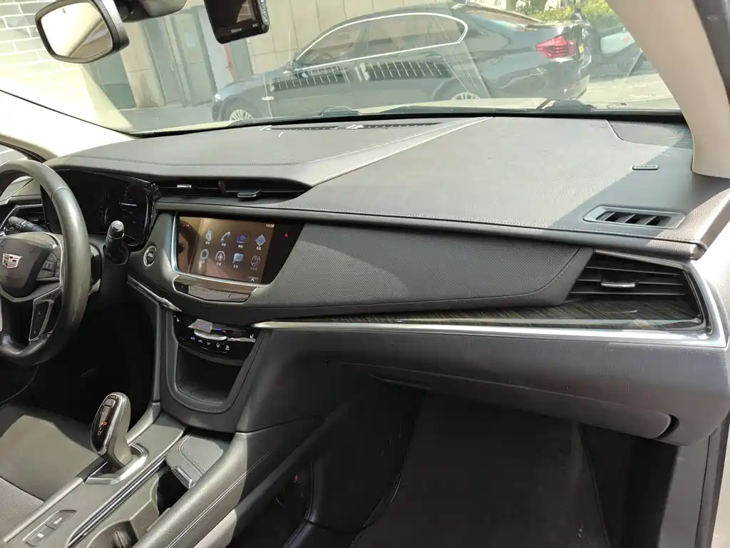 Cadillac XT5 2017 — фото 13