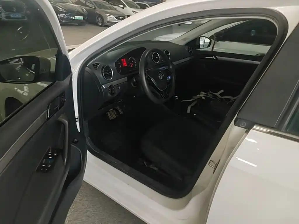 Volkswagen Jetta 2018 — фото 16