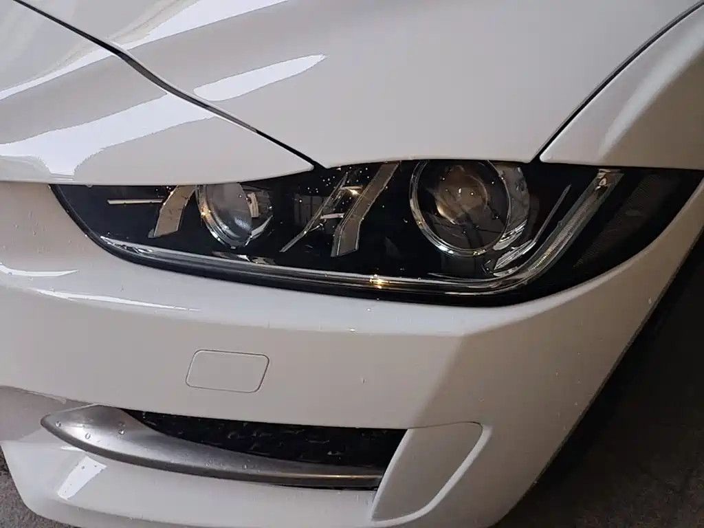Jaguar XE 2017 — фото 24