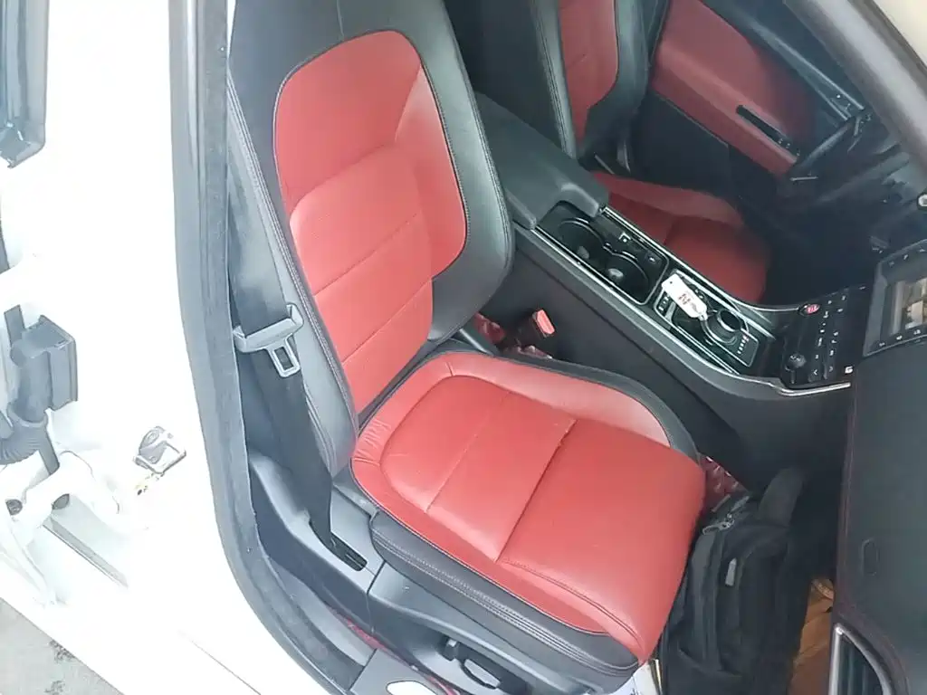Jaguar XE 2017 — фото 25