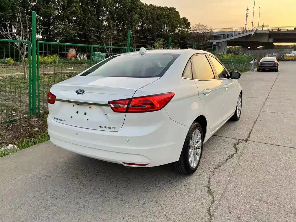 Ford Escort 2018 — фото 15