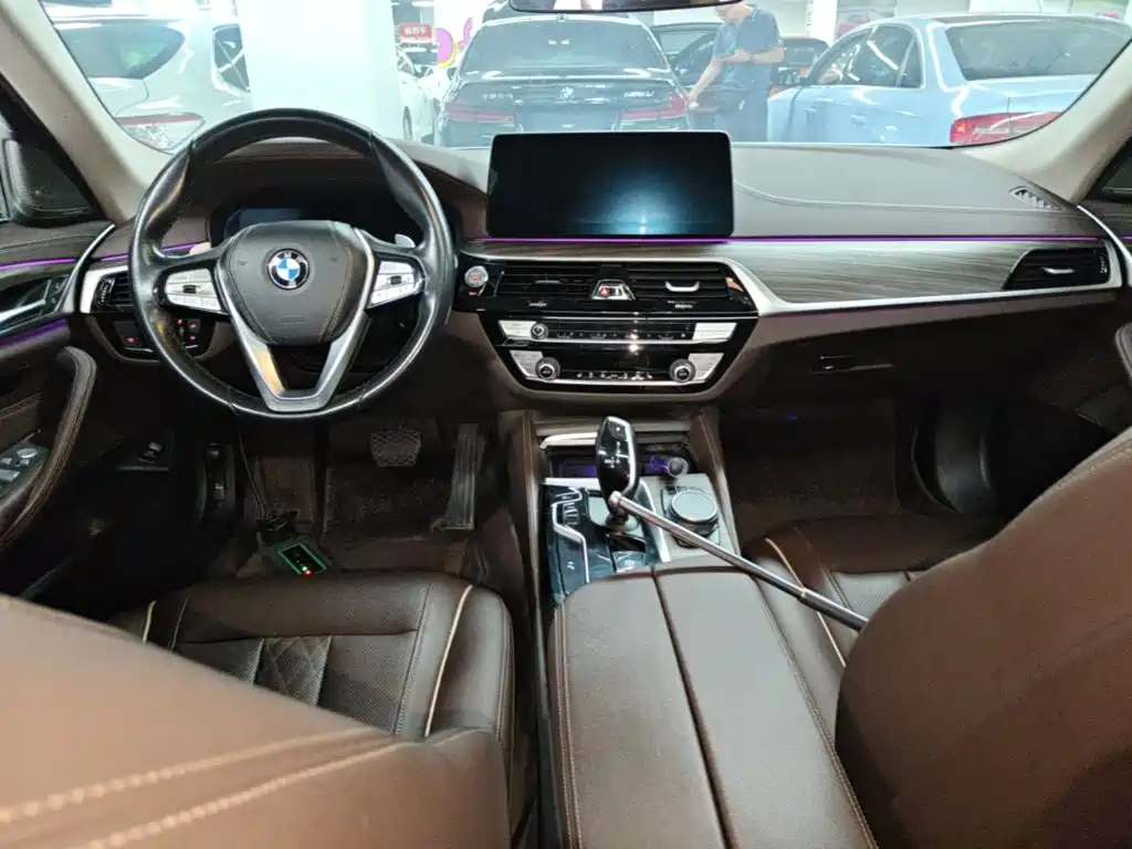 BMW 5 Series 2023 — фото 10