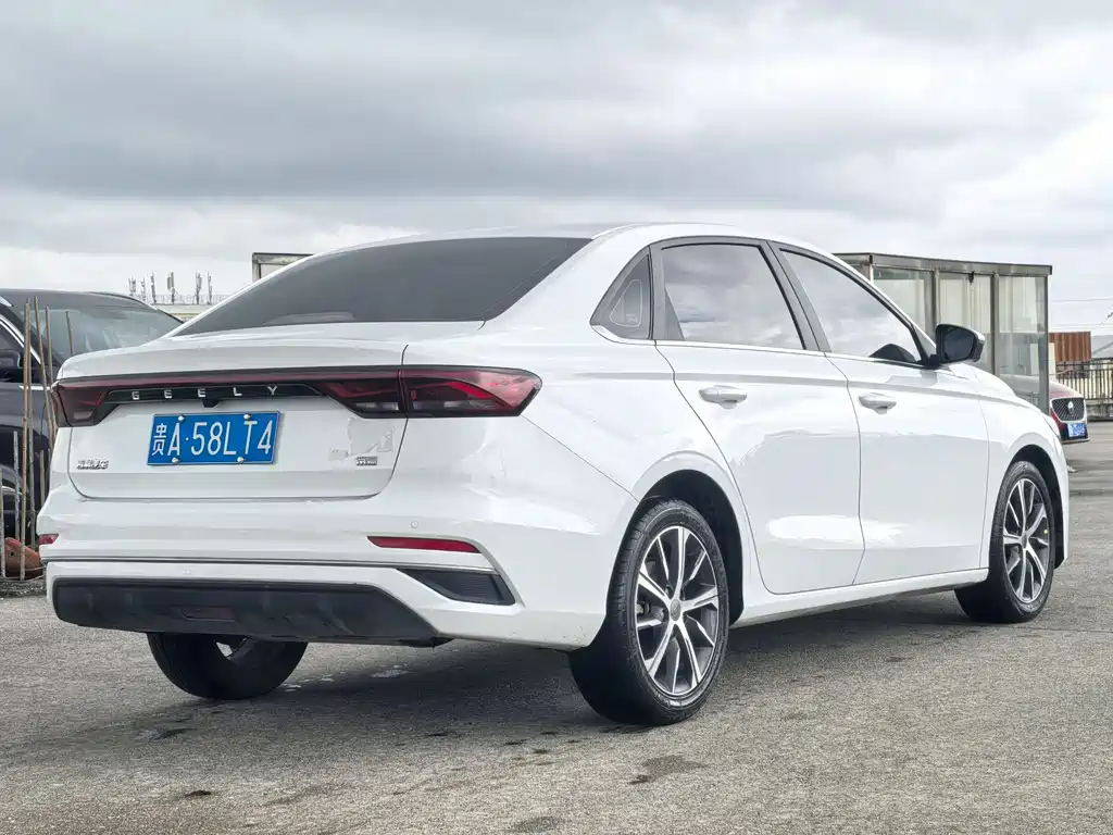Geely Emgrand 2022