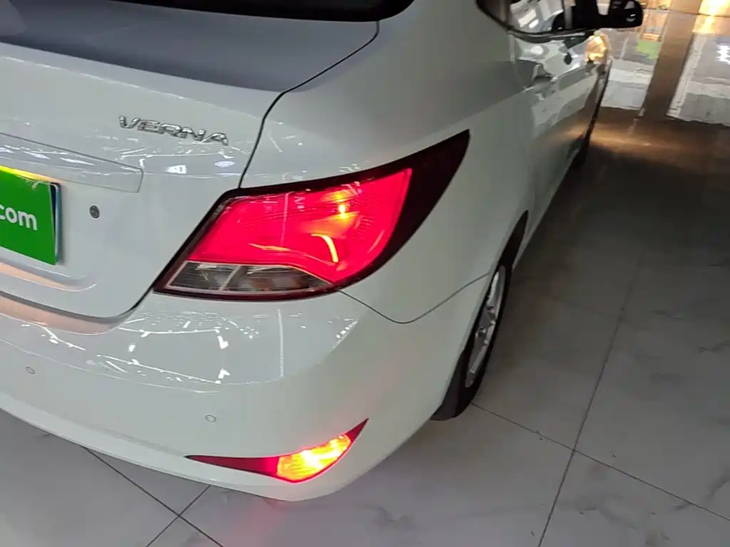 Hyundai Accent 2015 — фото 8