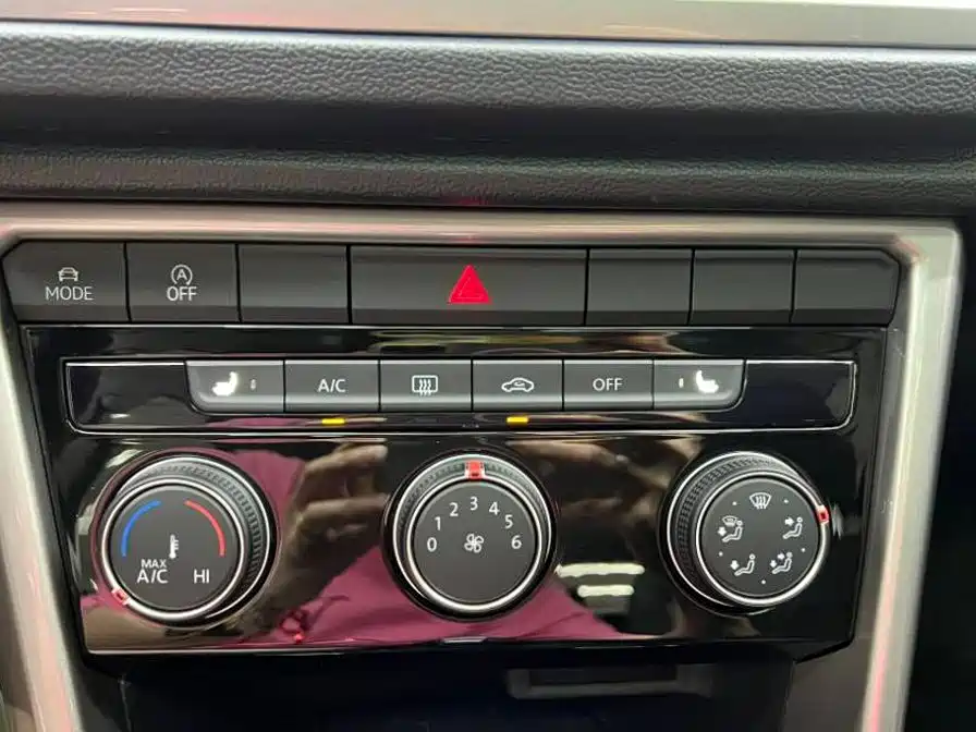 Volkswagen T-Roc 2023 — фото 13