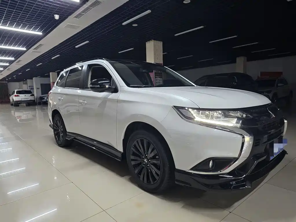 Mitsubishi Outlander 2022 — фото 2