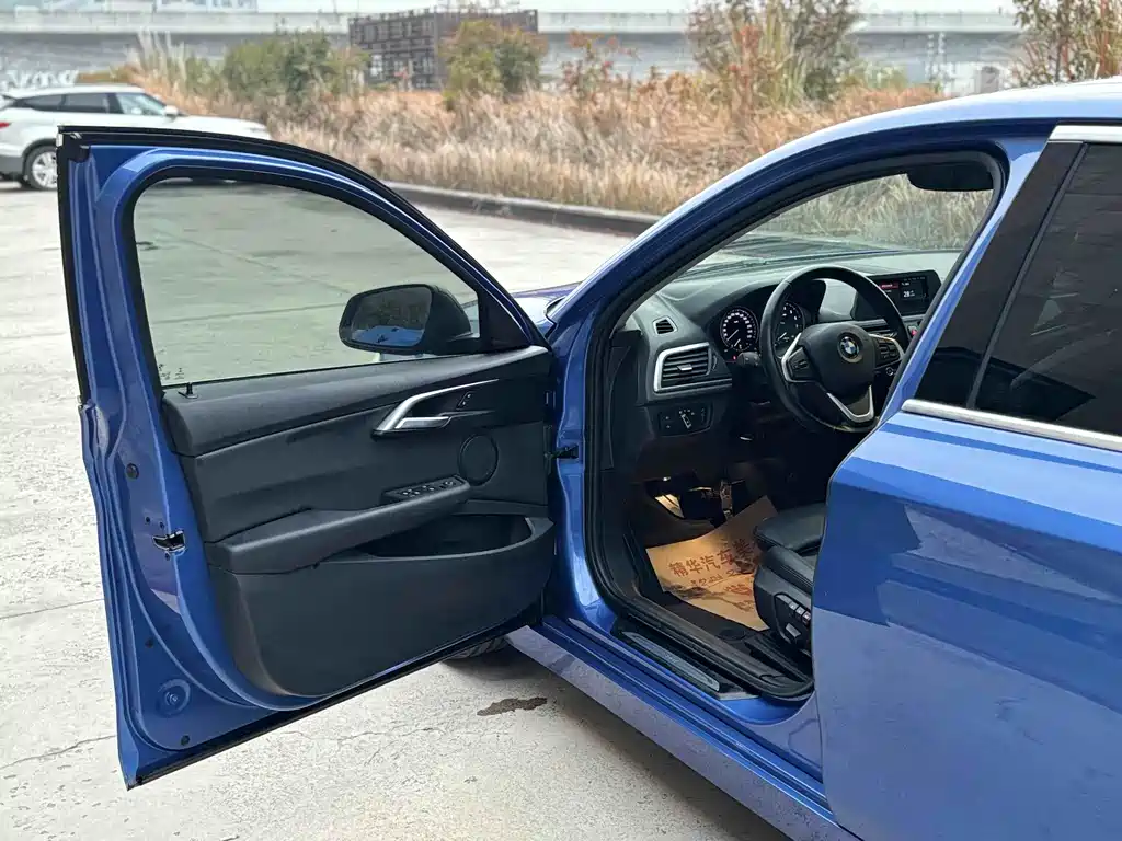 BMW 1 Series 2018 — фото 12