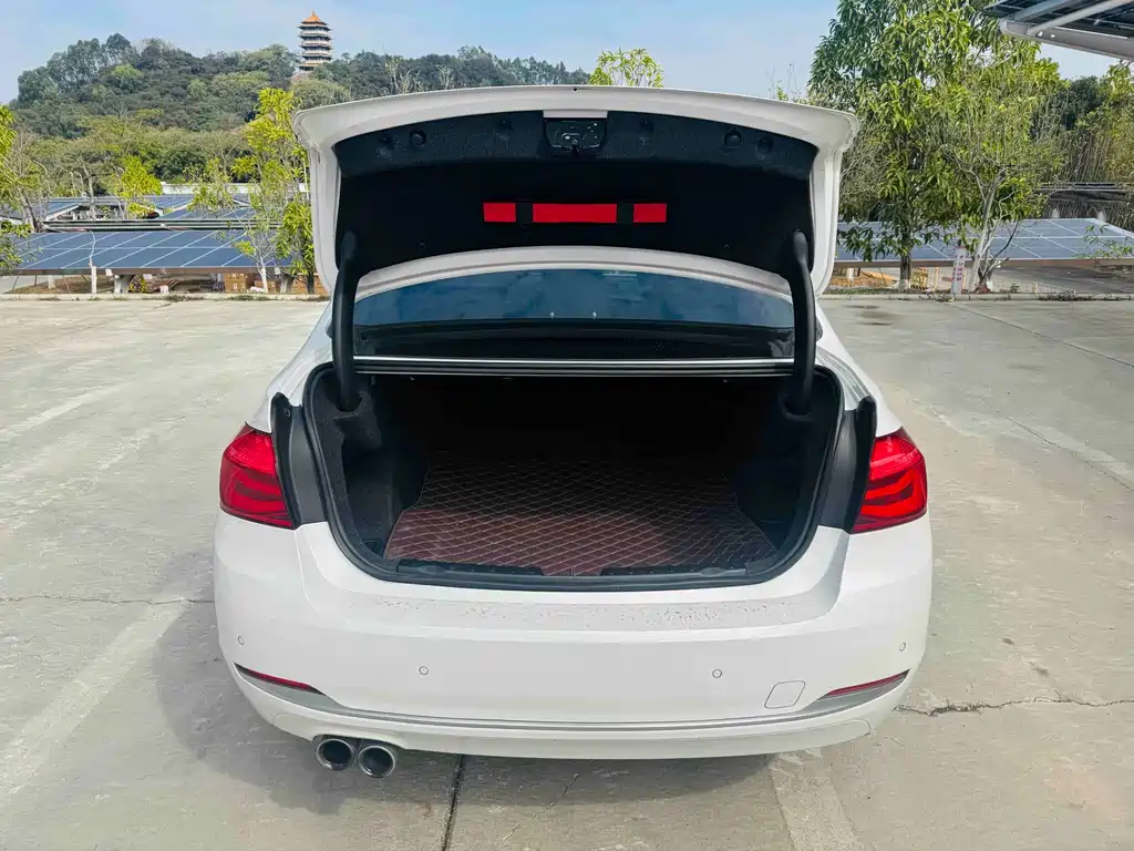 BMW 3 Series 2018 — фото 16