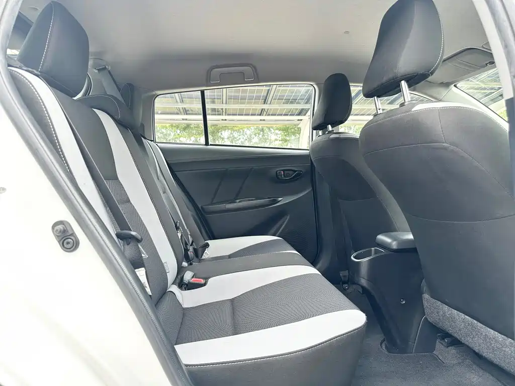 Toyota Yaris L 2020 — фото 12
