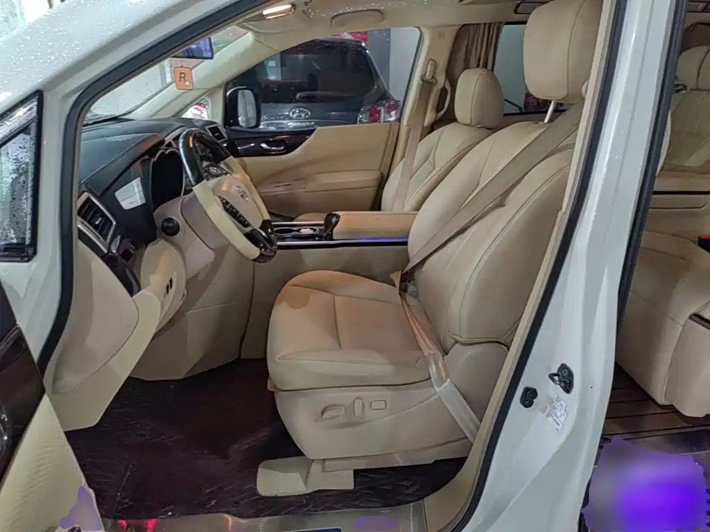 Nissan Quest 2017 — фото 15