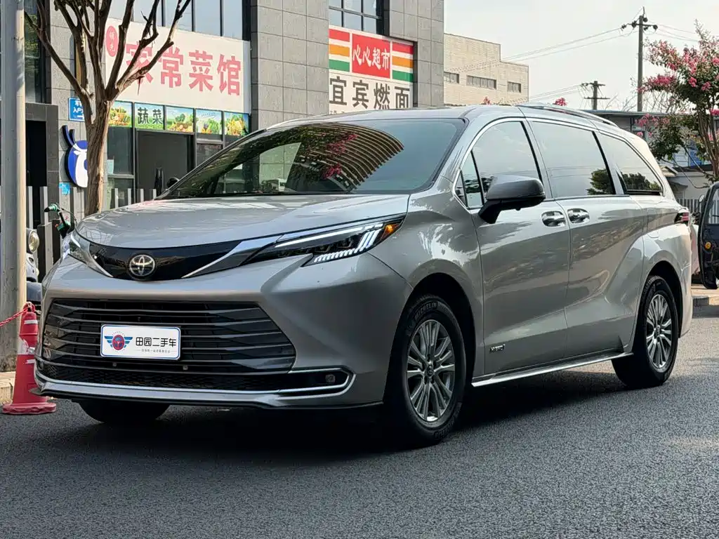 Toyota Sienna 2022 — фото 1