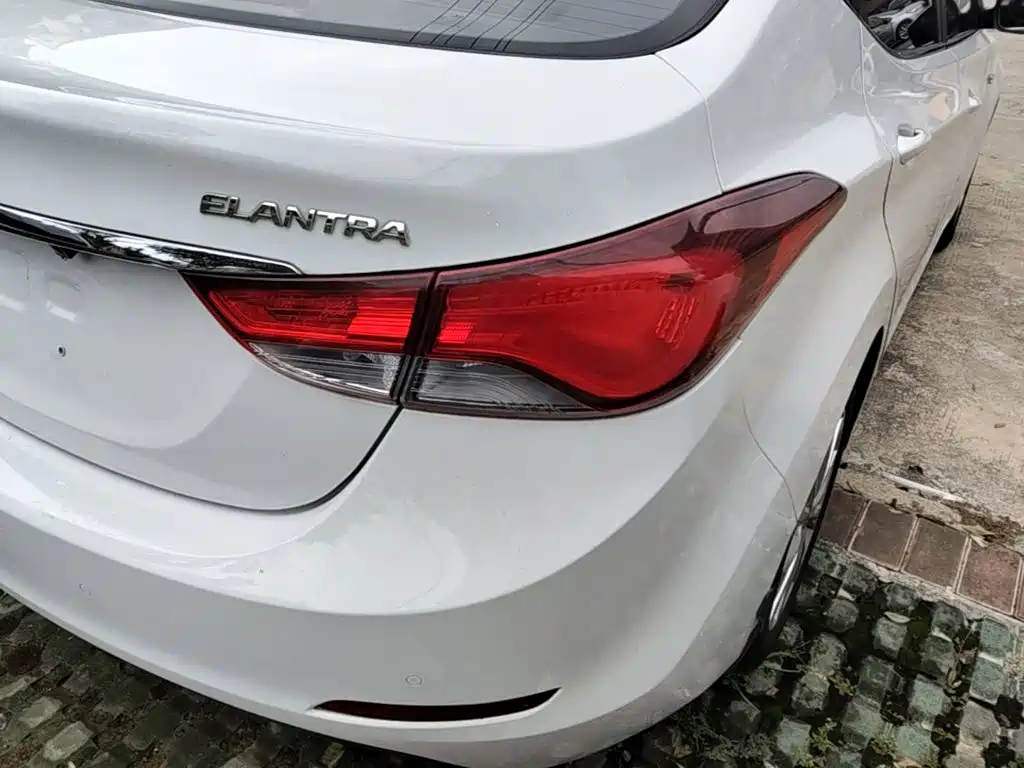 Hyundai Elantra 2017 — фото 8