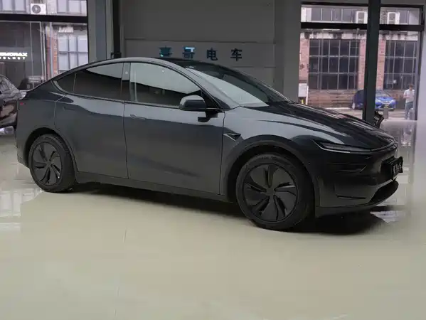 Tesla Model Y 2025