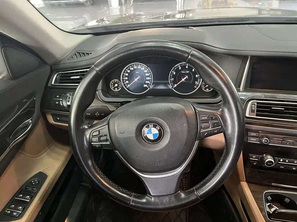 BMW 7 Series 2015 — фото 12