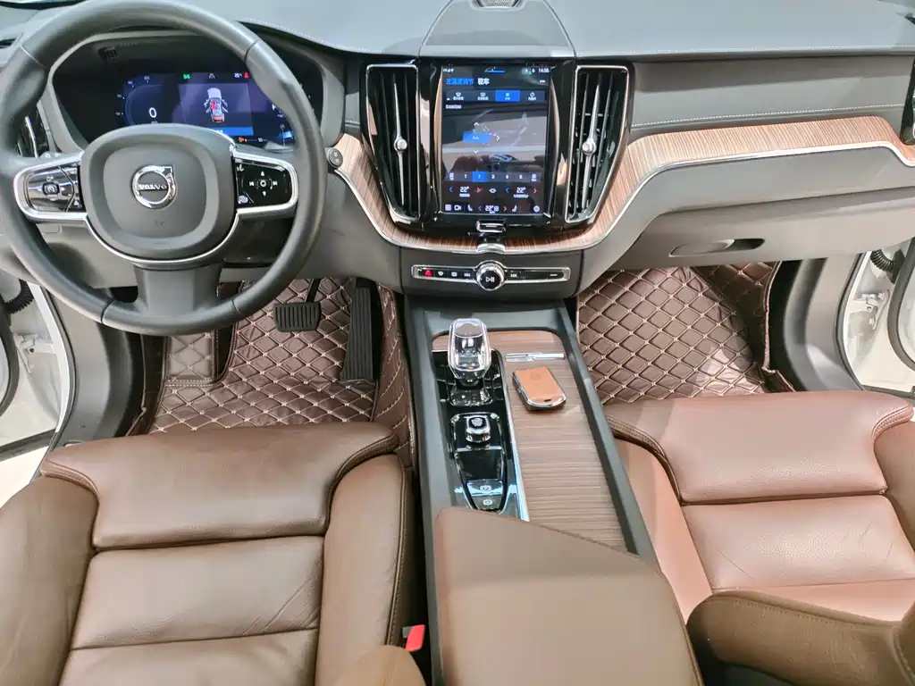 Volvo XC60 2022 — фото 8