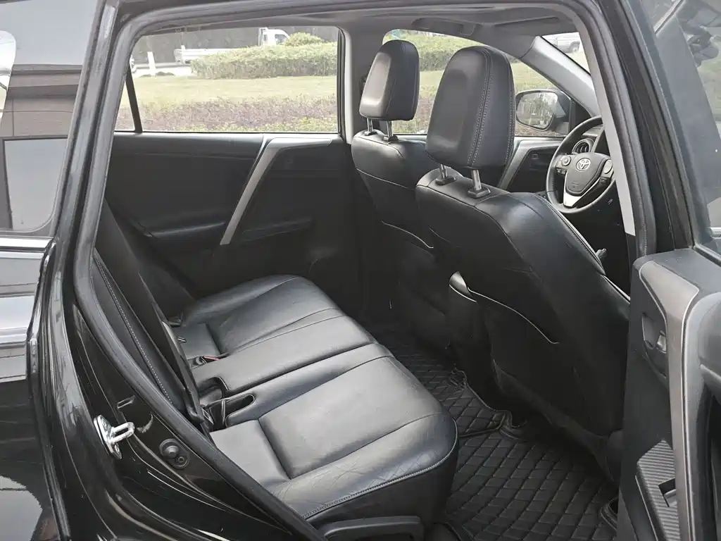 Toyota RAV4 2015 — фото 6
