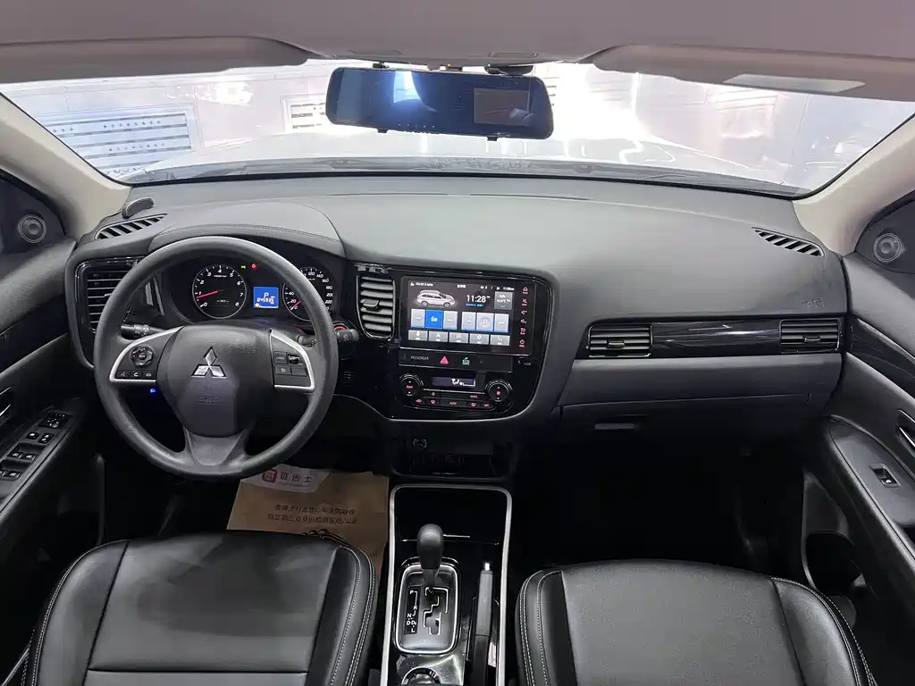 Mitsubishi Outlander 2023 — фото 11