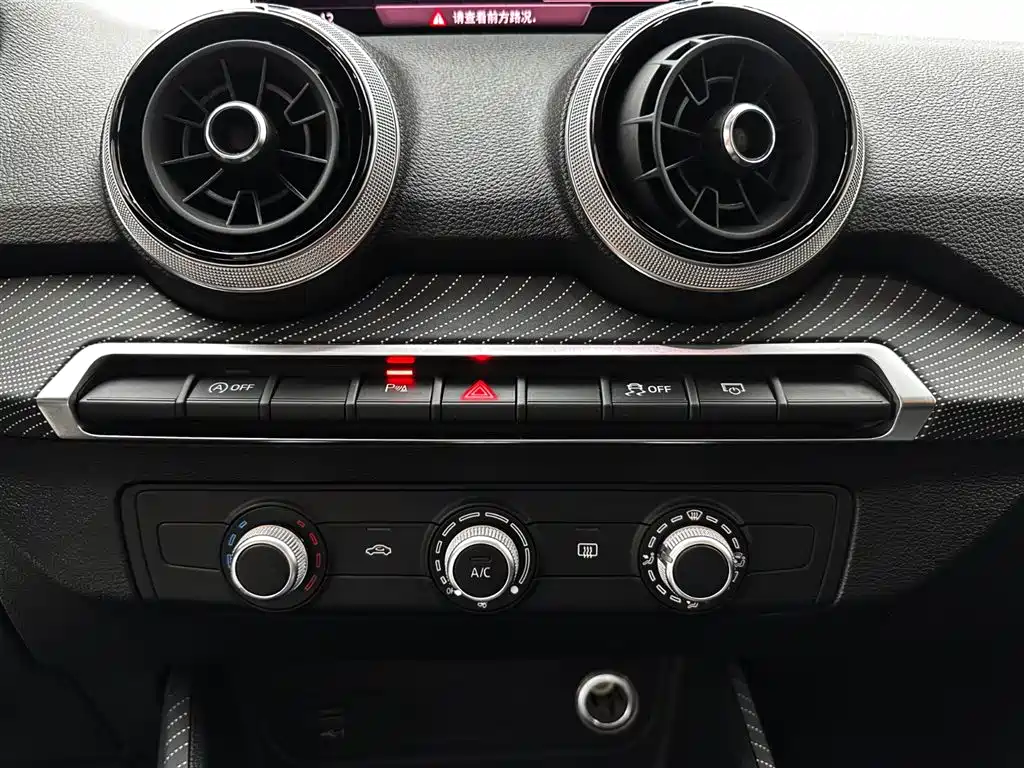 Audi Q2L 2023 — фото 20