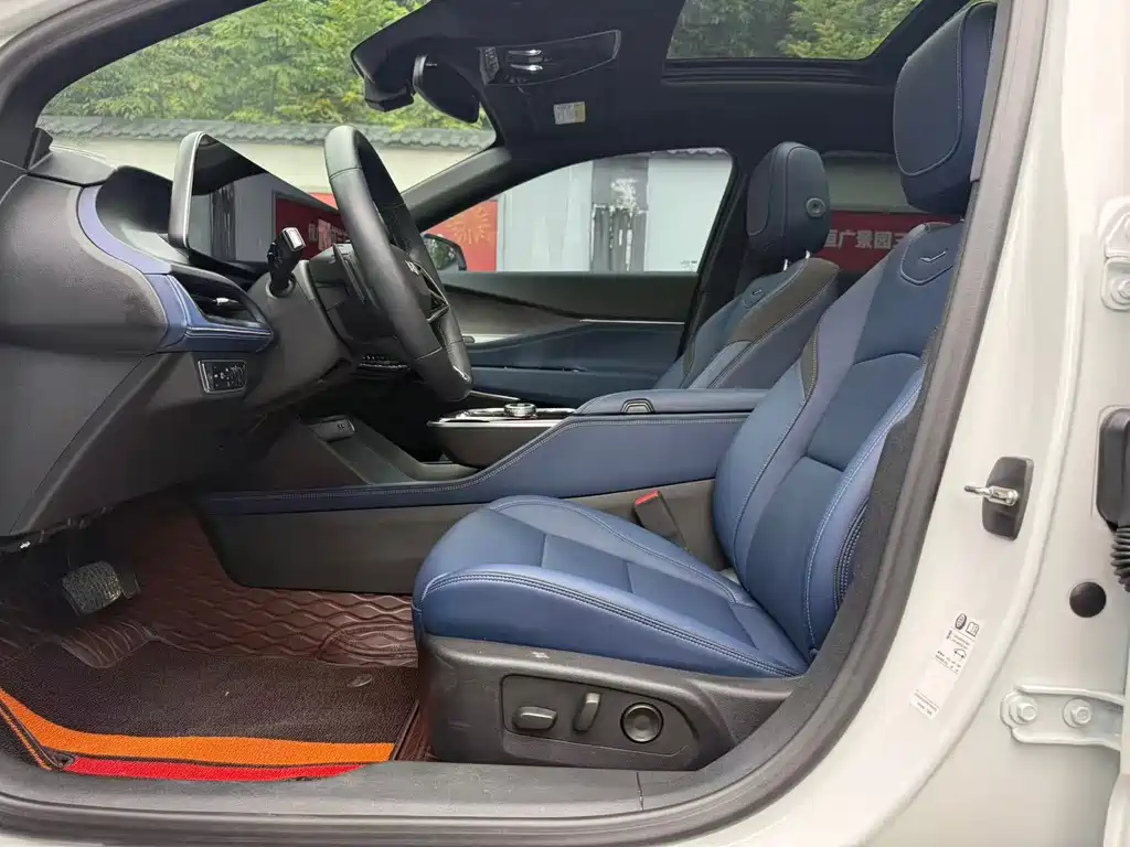 Cadillac GT4 2023 — фото 12