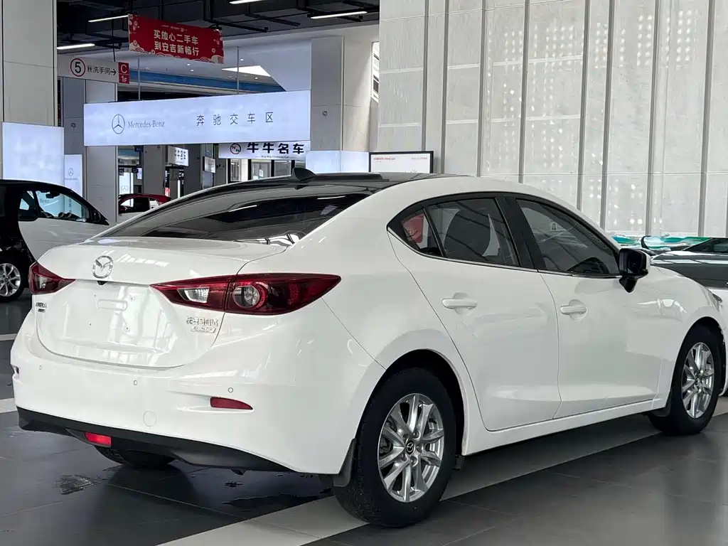 Mazda 3 Axela 2019 — фото 10