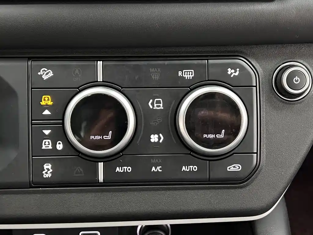 Land Rover Defender 2022 — фото 24