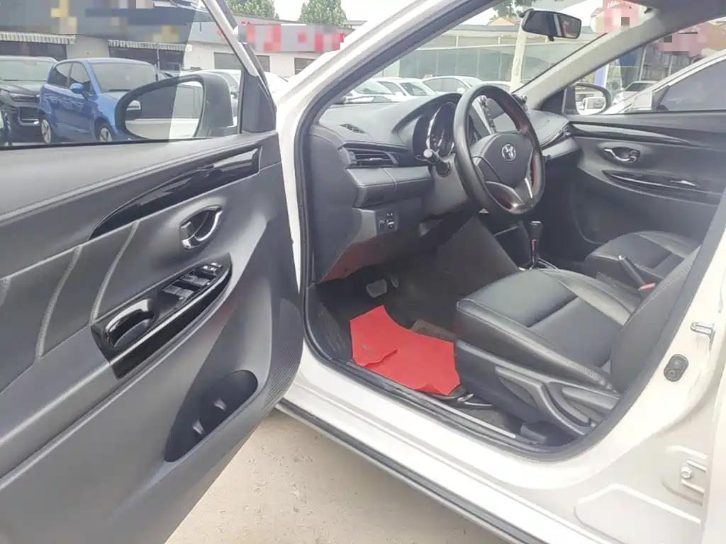 Toyota Yaris L 2021 — фото 16