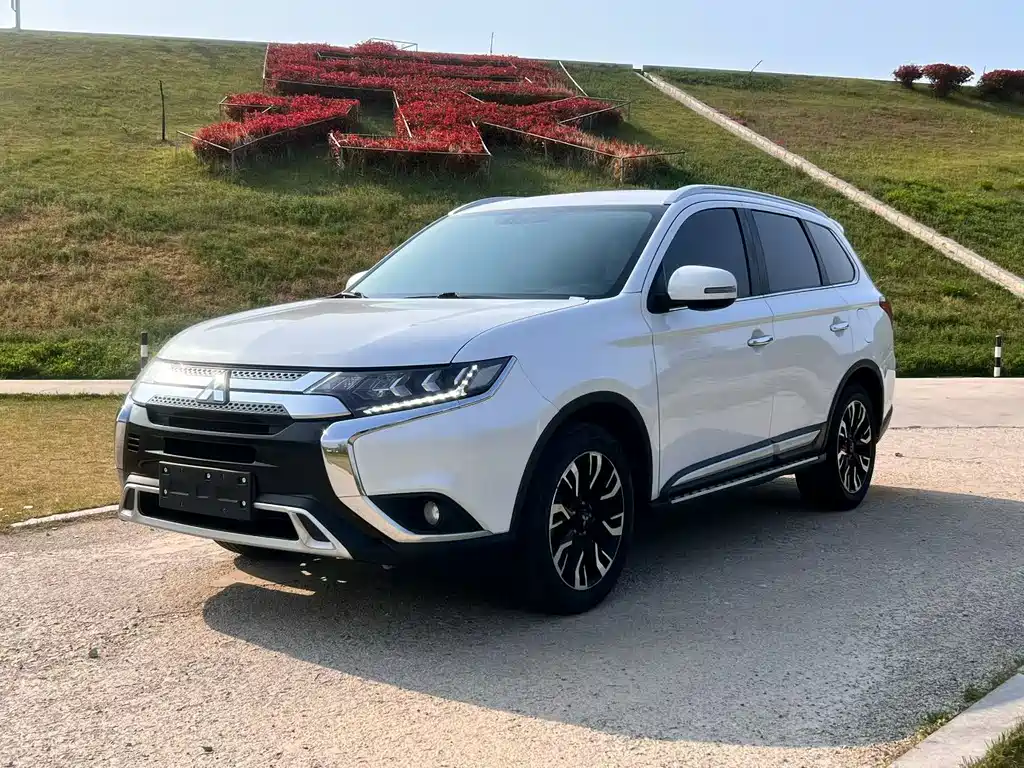 Mitsubishi Outlander 2020 — фото 1