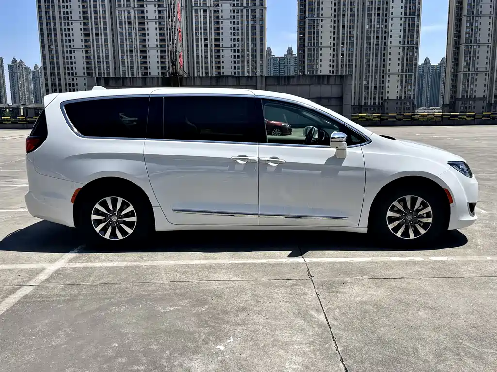 Chrysler Grand Voyager PHEV 2025 — фото 3