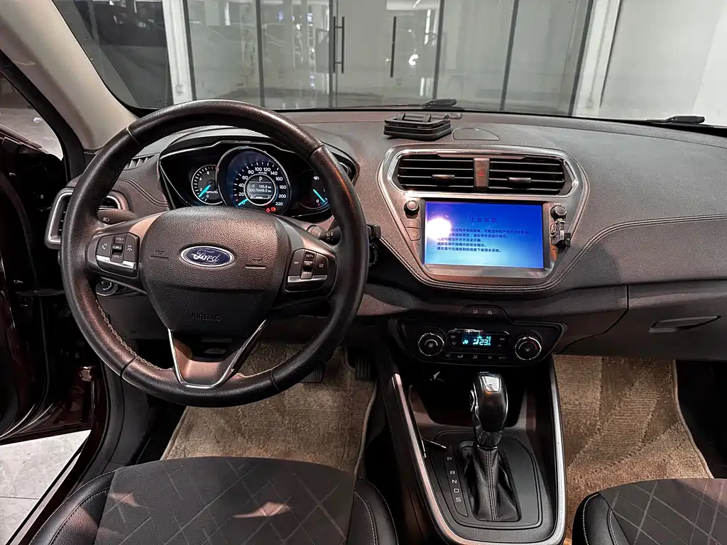 Ford Escort 2019 — фото 10