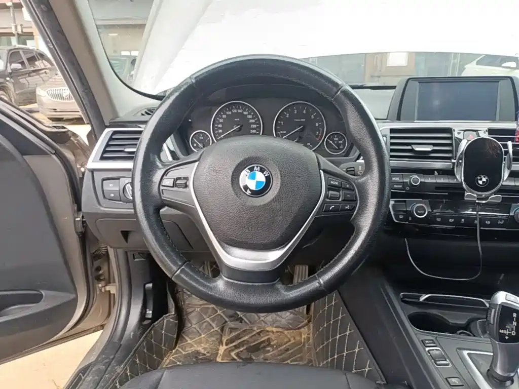 BMW 3 Series 2017 — фото 11
