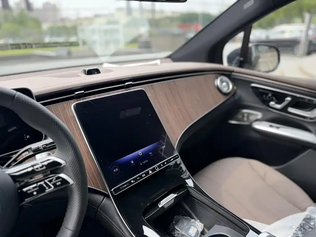 Mercedes-Benz EQE SUV 2025 — фото 11