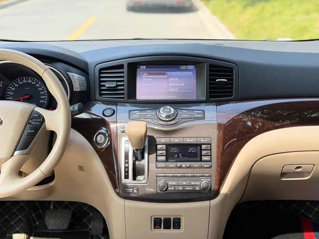 Nissan Quest 2018 — фото 11