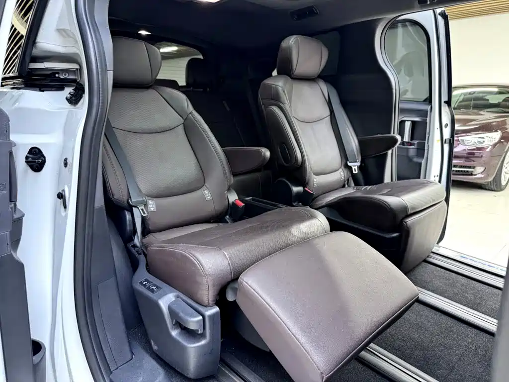 Toyota Sienna 2022 — фото 24