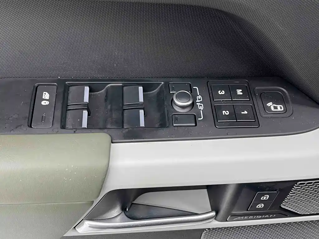 Land Rover Defender 2021 — фото 10