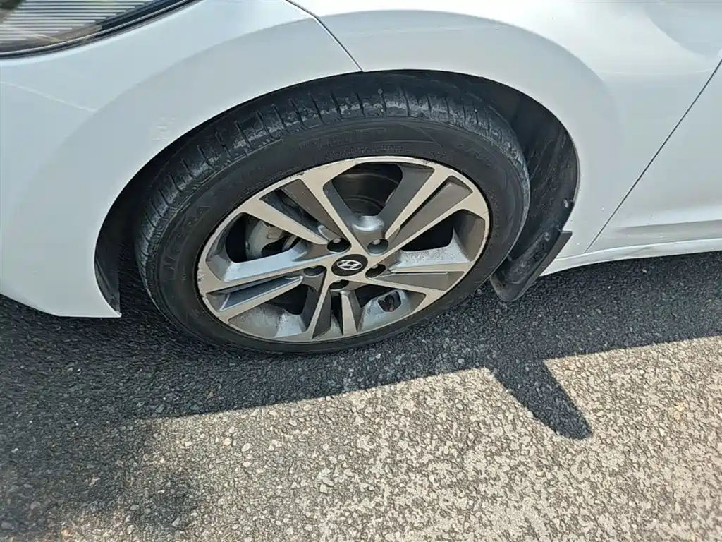 Hyundai Elantra 2016 — фото 23