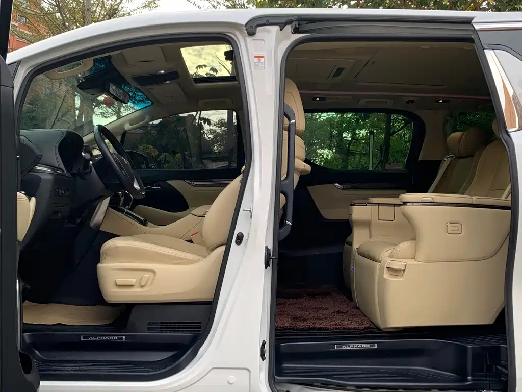 Toyota Alphard 2022 — фото 11