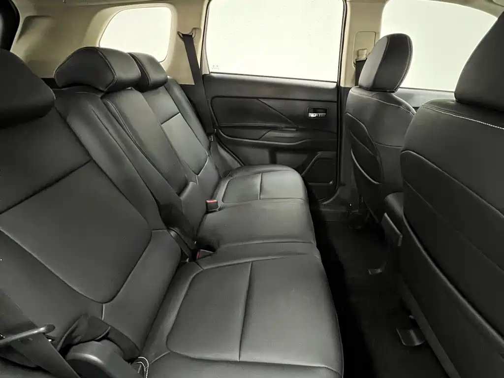Mitsubishi Outlander 2022 — фото 10