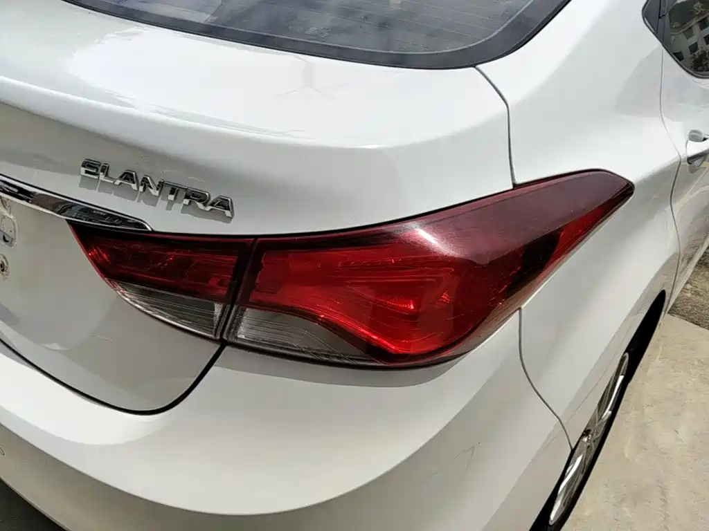 Hyundai Elantra 2017 — фото 8