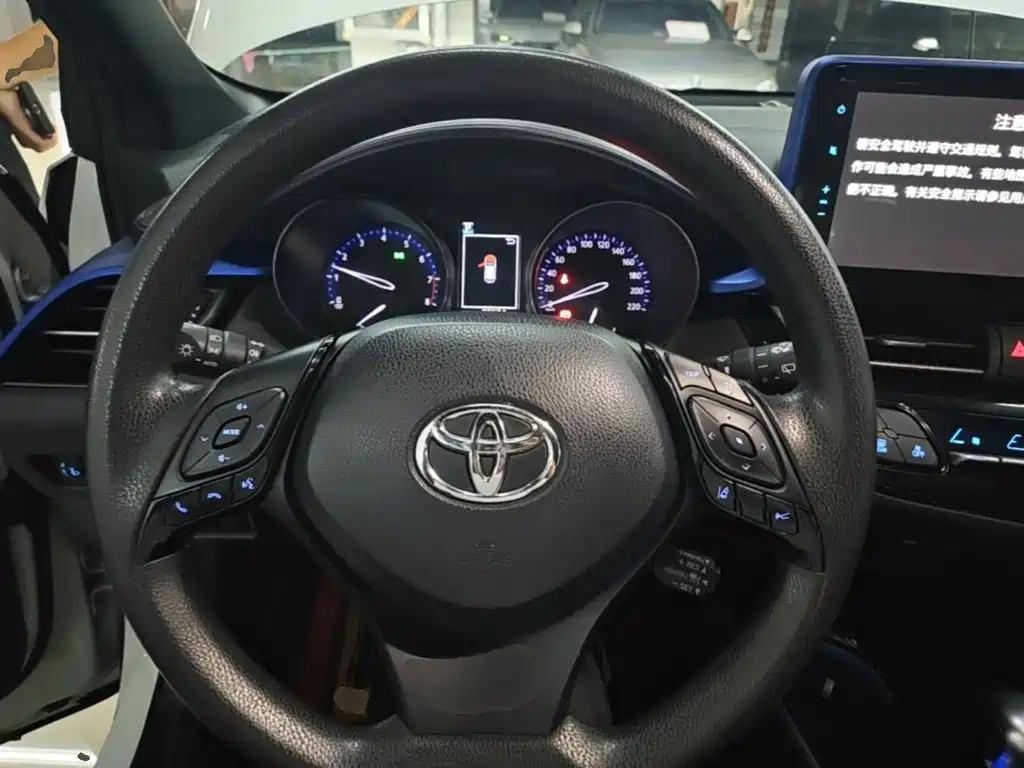 Toyota C-HR 2019 — фото 11