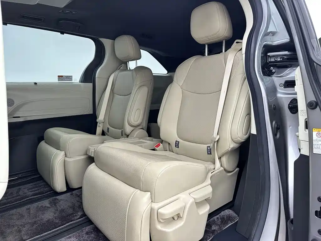 Toyota Sienna 2022 — фото 15