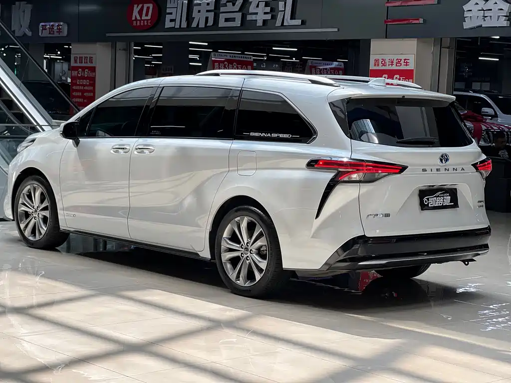 Toyota Sienna 2023 — фото 16