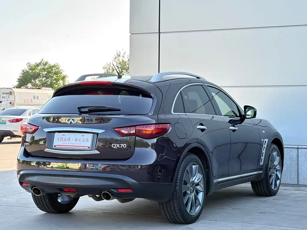 Infiniti QX70 2015