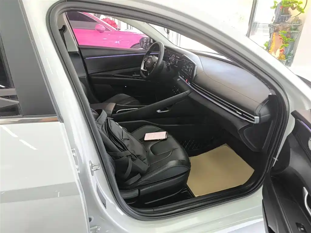 Hyundai Elantra 2023 — фото 25