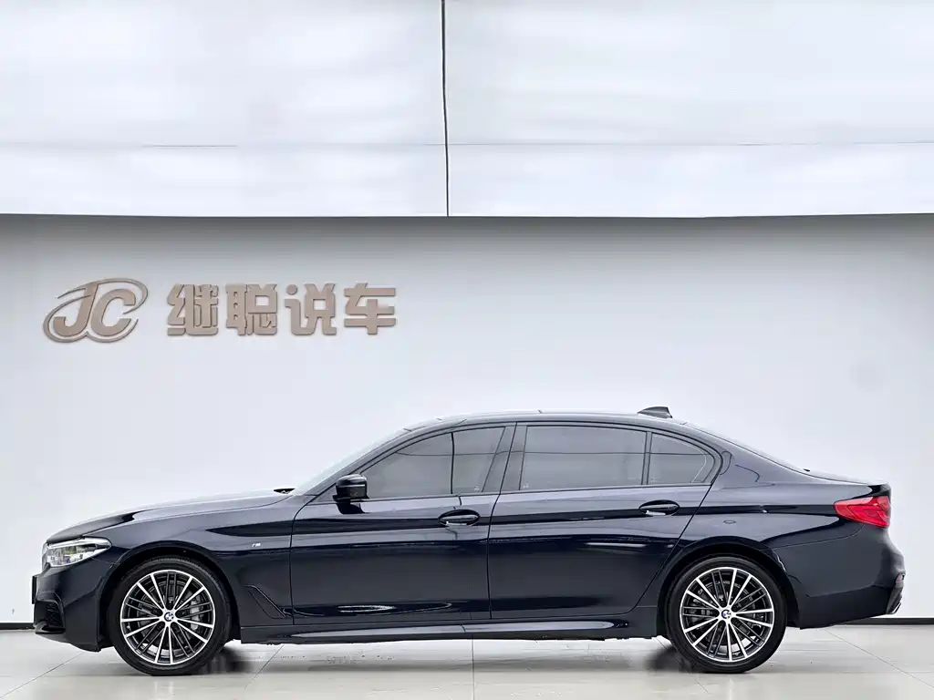 BMW 5 Series 2019 — фото 11