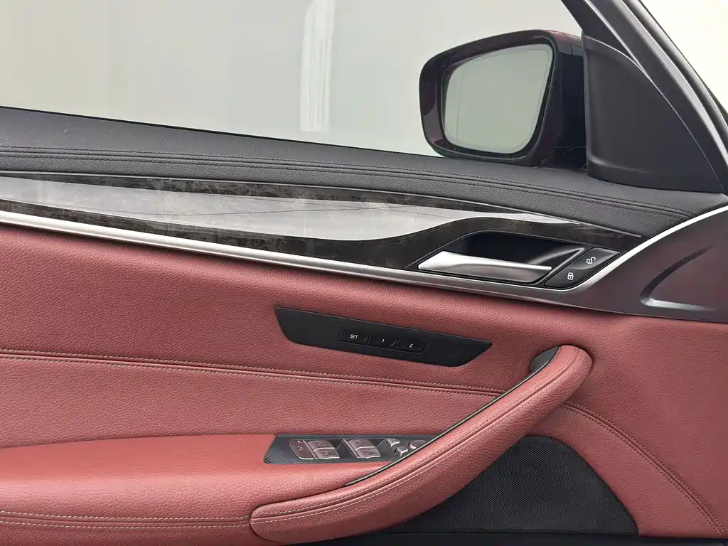BMW 5 Series 2019 — фото 16