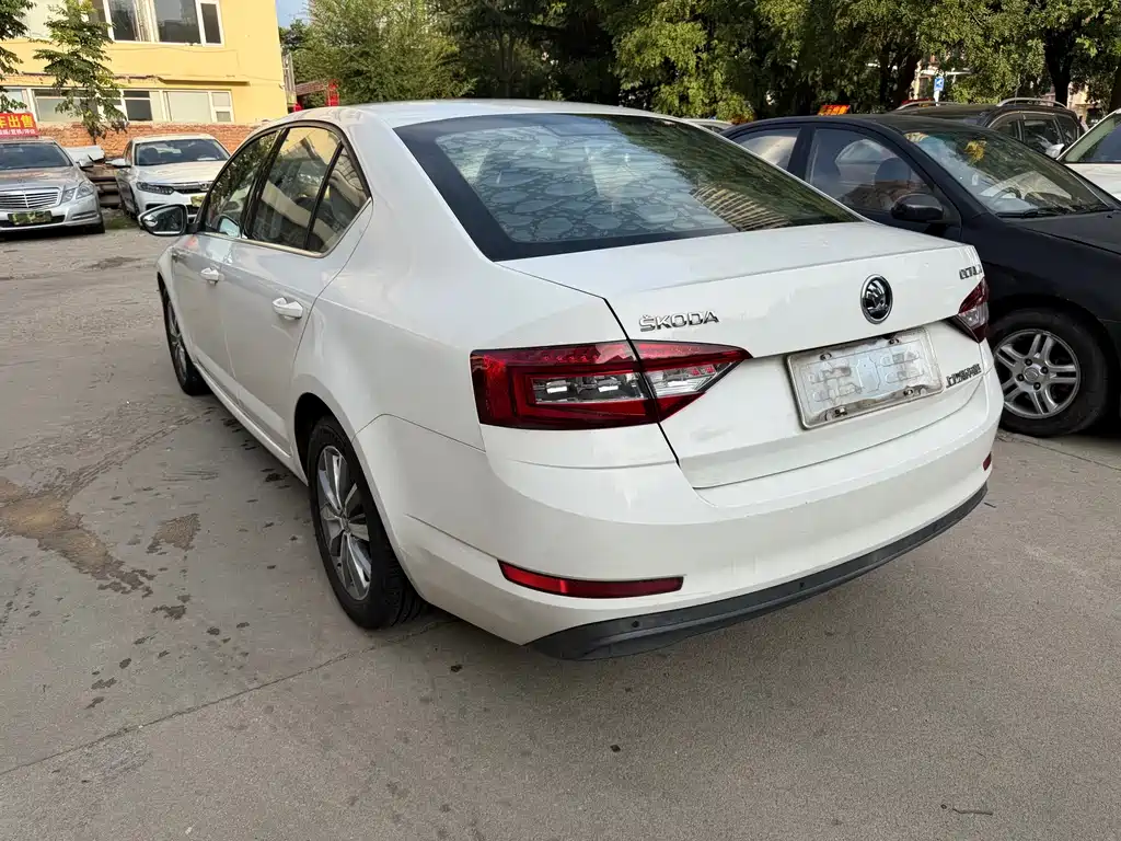 Skoda Octavia 2018 — фото 9