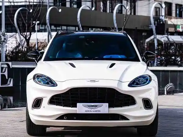 Aston Martin DBX 2021